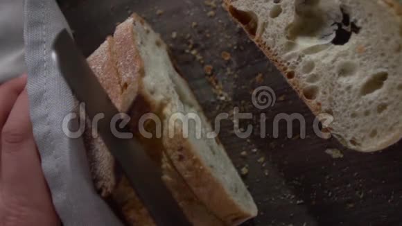 刀把面包切成块放在木板上视频的预览图