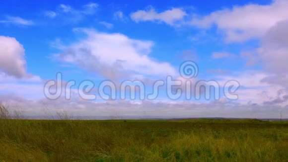 广阔的田野景观和低洼的云层视频的预览图