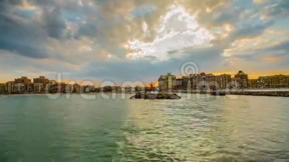 在西班牙海岸萨普拉亚码头入口前的灯塔景观巴伦西亚视频的预览图