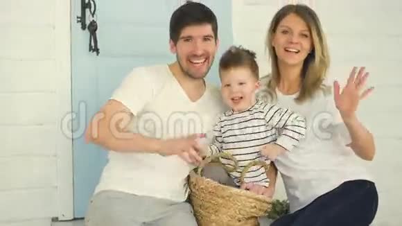 幸福的微笑家庭挥舞双手在家中摆成相机视频的预览图