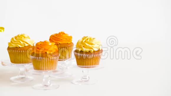 杯形蛋糕和柠檬水或装在玻璃瓶里的果汁视频的预览图