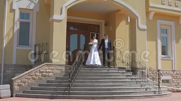 新郎新娘离开乡间别墅举行婚礼视频的预览图