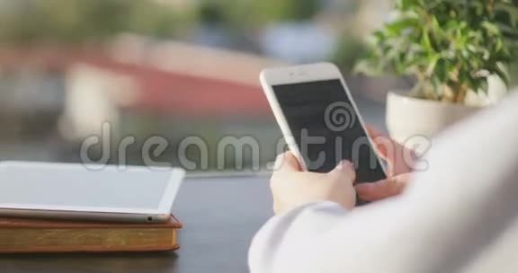 年轻女性使用智能手机短信与手机打字短信近距离4k视频的预览图