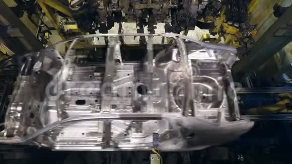 汽车车身在传送带上移动汽车厂的机器人生产焊接视频的预览图