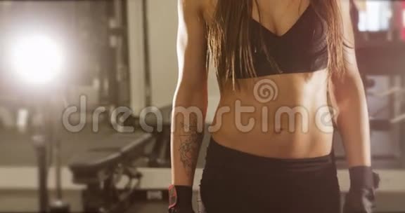 积极健身女性腰部和训练有素腹部的身体肖像画视频的预览图