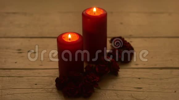 白色木桌上放着玫瑰红色蜡烛视频的预览图