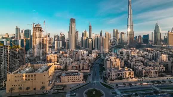 迪拜市中心的天际线在日出期间随着哈利法塔和其他塔的时间推移从迪拜的顶部俯瞰全景视频的预览图
