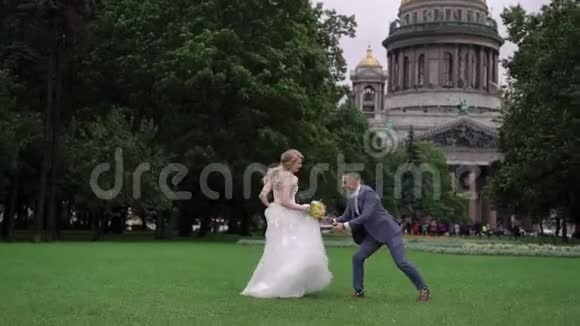 新郎新娘在公园跳舞视频的预览图