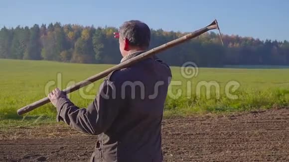 有着农具胡须的英俊农场工人视频的预览图