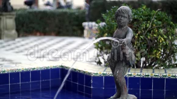 男孩喷泉长廊卡迪兹西班牙视频的预览图