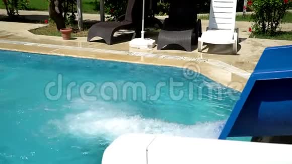 一个孩子滑下水滑到游泳池里第三部分视频的预览图