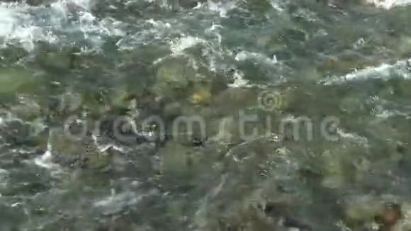 河流背景关闭石头在纯新鲜透明的山河水从上面看石头罐视频的预览图