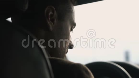 公共汽车司机坐在车里用手机说话视频的预览图