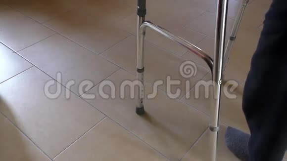 残疾人用助行器行走视频的预览图
