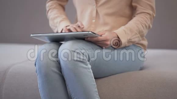 女孩选择餐厅用餐并使用平板电脑订购网上送货视频的预览图