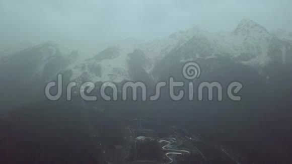 多云天气的山脚滑雪胜地傍晚多云天气的雾中凭山景欣赏风景视频的预览图