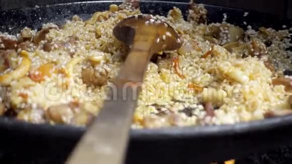 烹饪西班牙海鲜饭斯丁林饭视频的预览图