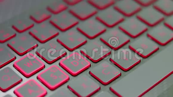 黑色和红色键盘笔记本视频的预览图