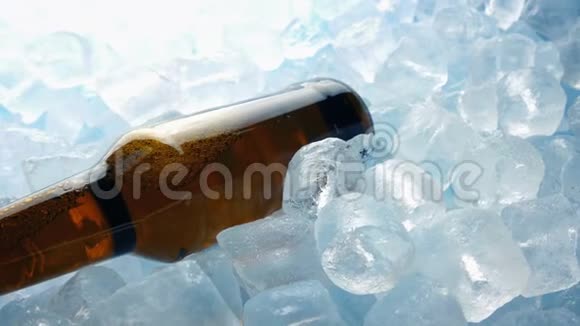 冰块中的啤酒瓶视频的预览图