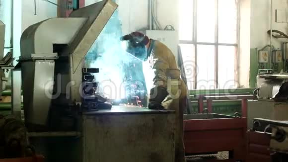 在工厂工作的焊工穿着防护服焊接零件焊工制造零件生产焊接视频的预览图