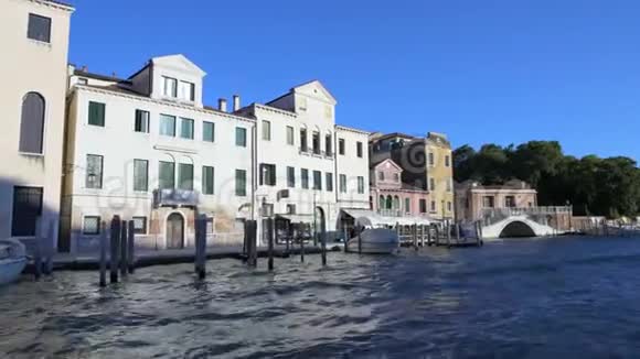 水上出租车在运河上航行在威尼斯游览在白桥上观看房屋视频的预览图