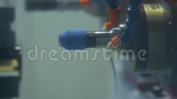 金属加工过程中水冷机的集束冷却金属毛坯视频的预览图