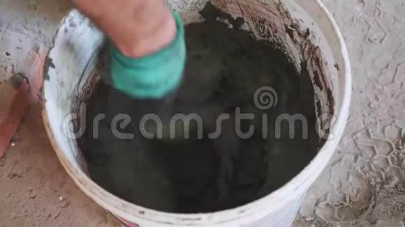 手用拌混凝土水泥砂浆入桶砖层搅拌砂浆视频的预览图