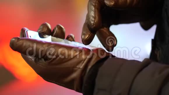 男性手戴手套在智能手机上打字视频的预览图