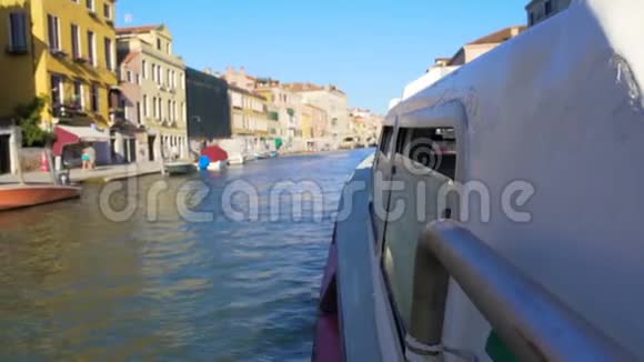 在威尼斯的大运河上航行看房子观光视频的预览图