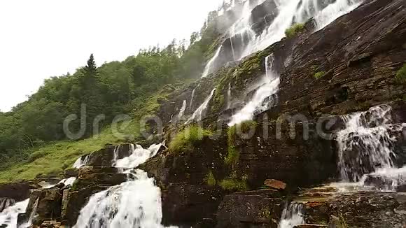 挪威瀑布谷特温德福森瀑布是挪威最大最高的瀑布高152米视频的预览图