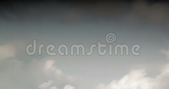 乌云出现在天空中视频的预览图