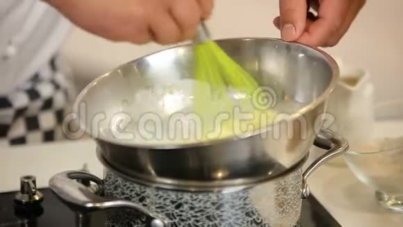 在煮煎蛋卷的时候在水浴中搅拌鸡蛋视频的预览图