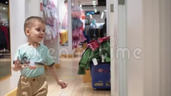 小男孩跑去商店见他妈妈玩得开心视频的预览图