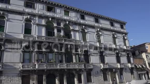 从船水上游览建筑看威尼斯古老的装饰建筑视频的预览图