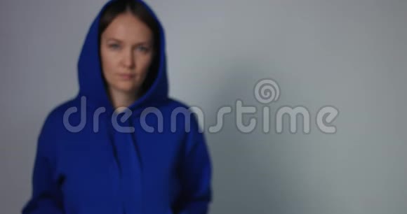 穿着亮蓝色毛衣的女人走在焦点视频的预览图