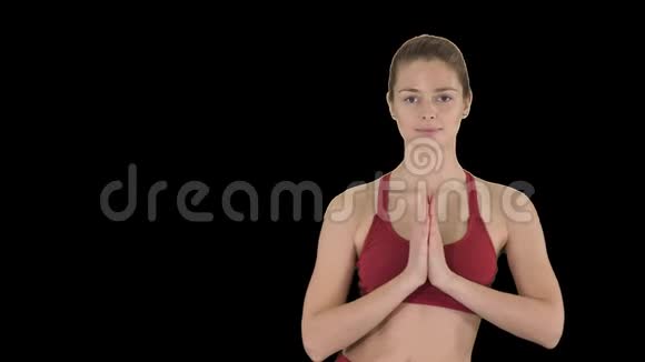 做瑜伽运动的年轻女性阿尔法频道视频的预览图