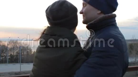 浪漫的年轻夫妇拥抱在屋顶露台上欣赏日落视频的预览图