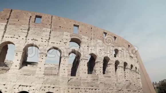 罗马竞技场的废墟车辆和人员平底锅射击视频的预览图