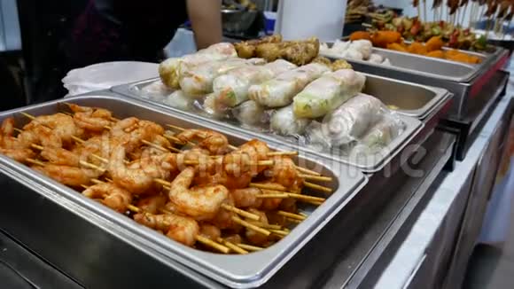 烤虾和米饭卷与蔬菜视频的预览图