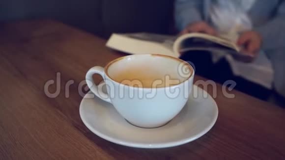 年轻女人喝咖啡加牛奶视频的预览图