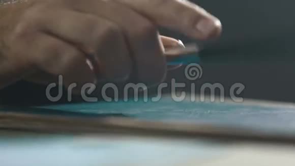 手握笔在纸上视频的预览图