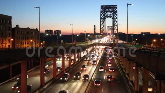 乔治华盛顿大桥日落时的交通视频的预览图