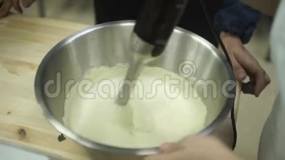 在金属碗中浸泡搅拌机混合钢坯准备食物视频的预览图