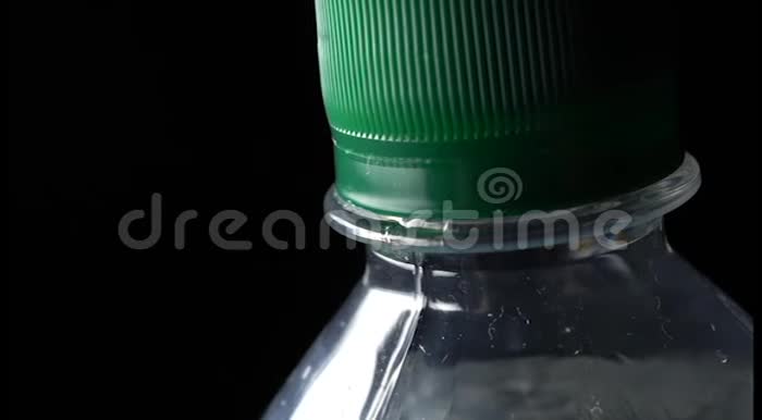 部分瓶装有气泡的水在旋转塑料瓶与帽在旋转视频的预览图