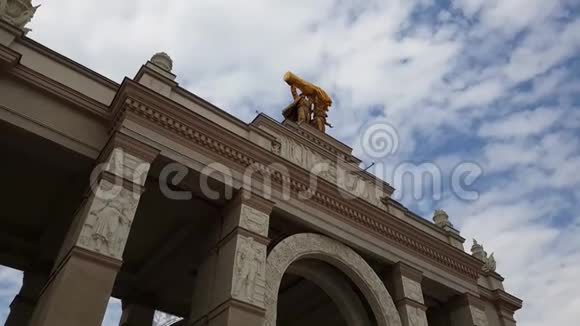 俄罗斯莫斯科VDNKh主要入口拱门视频的预览图