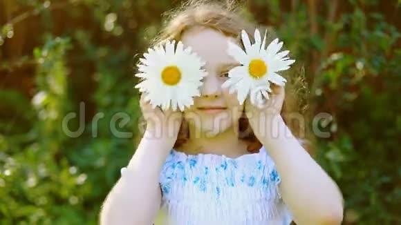 公主女孩戴着黛西的眼睛在一个夏天的公园健康医疗快乐的童年理念视频的预览图