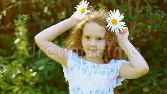 公主女孩戴着黛西的眼睛在一个夏天的公园健康医疗快乐的童年理念视频的预览图
