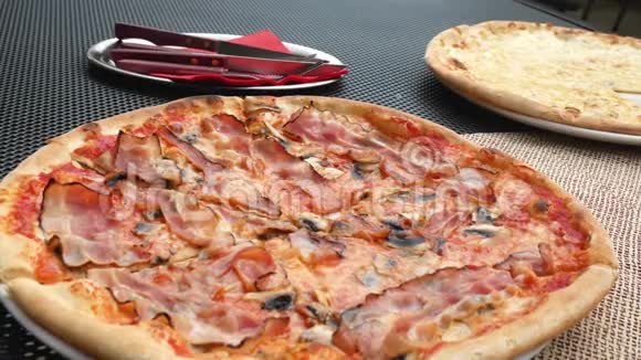 热比萨饼片与融化奶酪和蘑菇视频的预览图