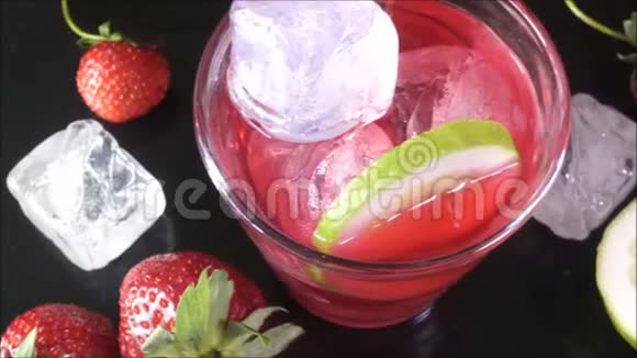 红色的nrgroni鸡尾酒和黄色的柠檬白色冰块视频的预览图