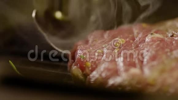 一块新鲜的芳香牛排是烤的视频的预览图